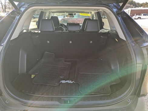 Used 2022 Toyota RAV4 XLE Premium image 13