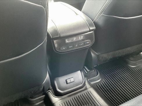 Used 2023 Toyota Highlander XLE AWD/4WD image 25