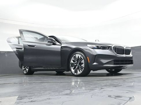 Used 2025 BMW i5 eDrive40i w/ Premium Package RWD image 45