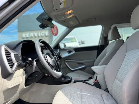 Used 2025 Kia Soul LX w/ LX Technology Package FWD image 16
