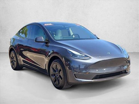 Used 2025 Tesla Model Y Long Range AWD/4WD image 3