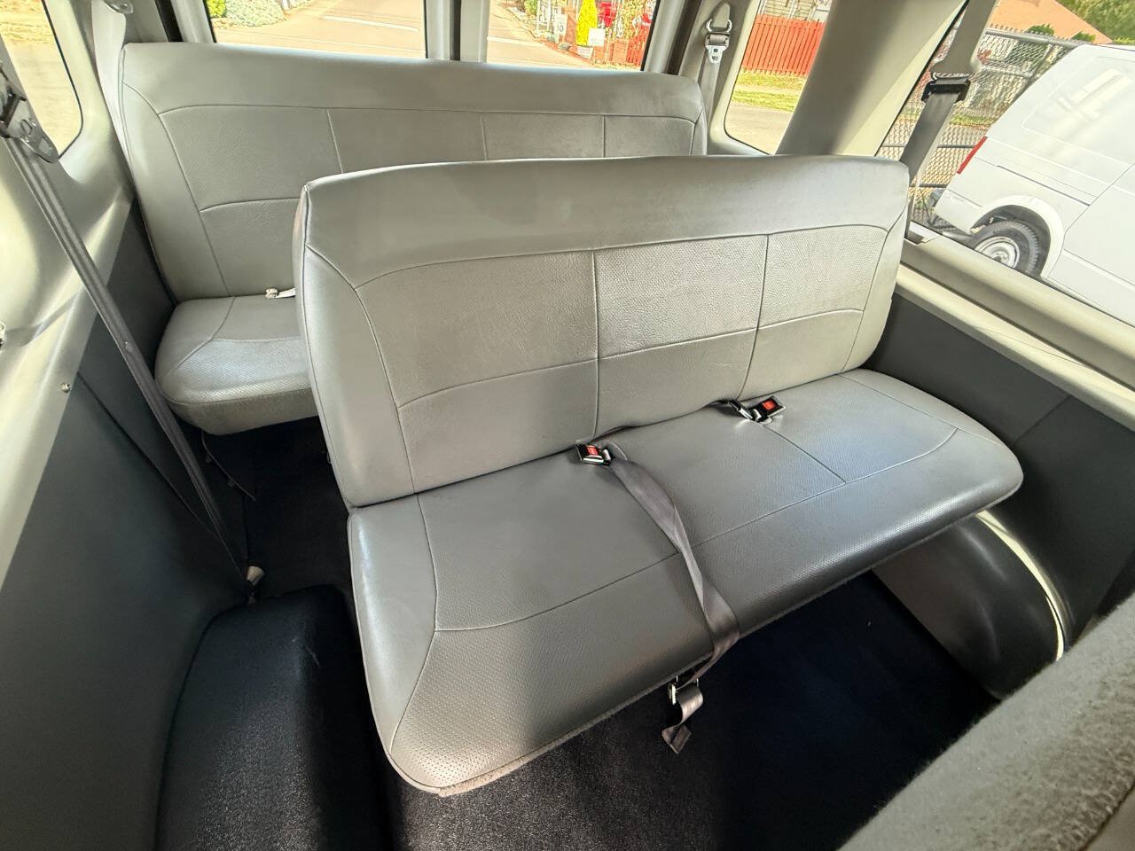 Used 2006 Ford E-350 and Econoline 350 XL RWD image 16