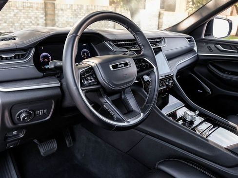 Used 2022 Jeep Grand Cherokee Overland w/ Luxury Tech Group IV image 27