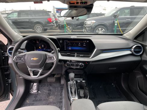 Used 2025 Chevrolet Trax LT w/ LT Convenience Package image 33