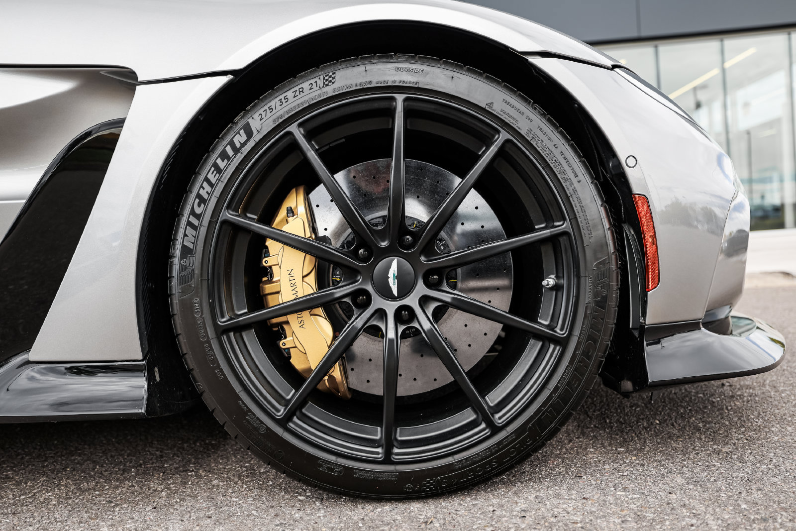 Used 2023 Aston Martin V12 Vantage RWD image 16