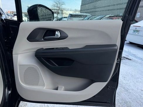 Used 2024 Chrysler Pacifica Touring-L image 14