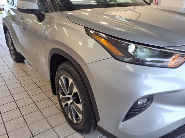 Used 2024 Toyota Highlander XLE FWD image 25