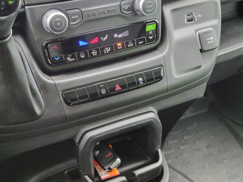 Used 2025 RAM ProMaster 2500 w/ Convenience Group FWD image 14
