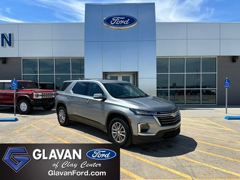 Used 2023 Chevrolet Traverse LT FWD image 1