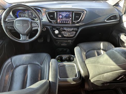 Used 2020 Chrysler Pacifica Touring-L Plus w/ S Appearance Package FWD image 19