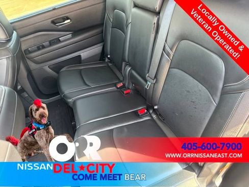 Used 2025 Nissan Pathfinder SL FWD image 11