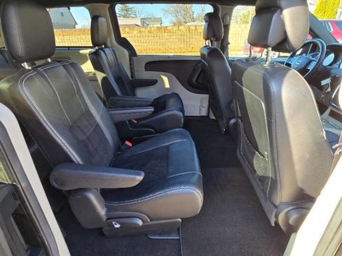 Used 2016 Dodge Grand Caravan SXT image 19
