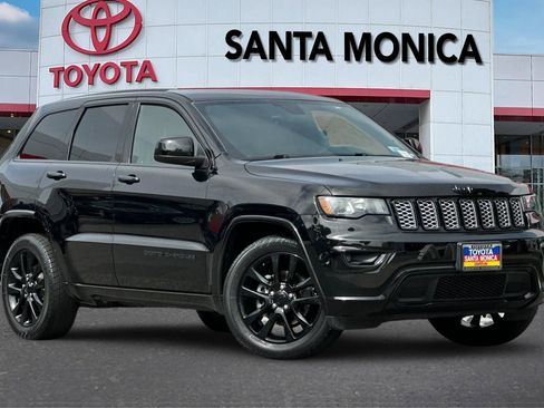 Used 2018 Jeep Grand Cherokee Altitude image 2