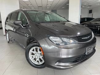 Used 2017 Chrysler Pacifica Touring image 1