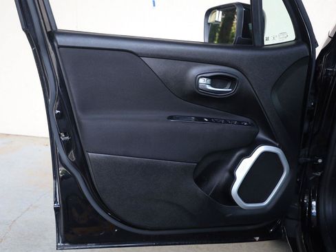 Used 2018 Jeep Renegade Latitude w/ UConnect 8.4 Nav Group FWD image 11
