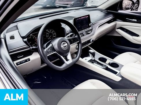 Used 2025 Nissan Altima 2.5 SV FWD image 11