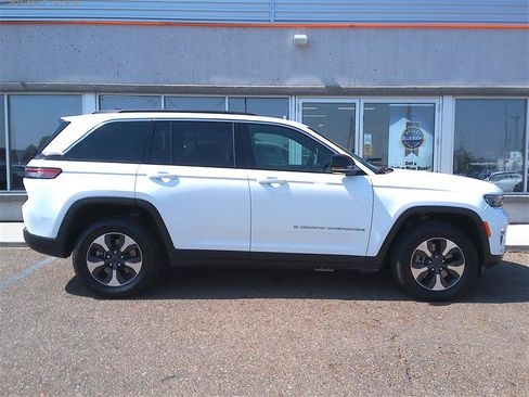 Used 2024 Jeep Grand Cherokee Limited 4xe AWD/4WD image 4