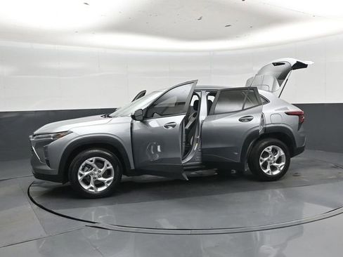 Used 2025 Chevrolet Trax LS w/ LS Convenience Package FWD image 49