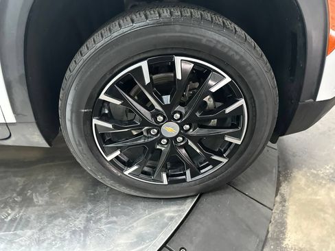 Used 2025 Chevrolet Traverse LT w/ Sun and Wheel Package FWD image 9