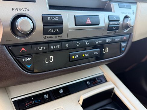 Used 2018 Lexus ES 350 w/ Navigation System Package image 19