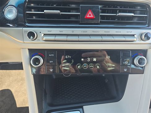 Used 2025 Genesis G70 2.5T image 24