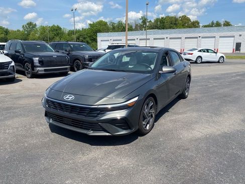 New 2025 Hyundai Elantra Limited FWD image 3