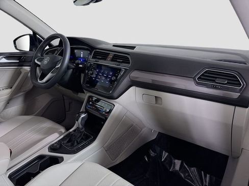 Used 2022 Volkswagen Tiguan SE w/ Panoramic Sunroof Package image 29