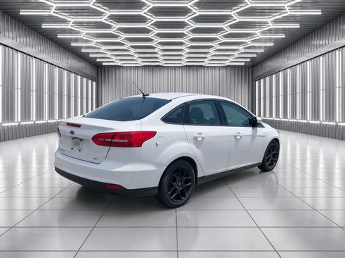 Used 2016 Ford Focus SE w/ Equipment Group 201A FWD image 3