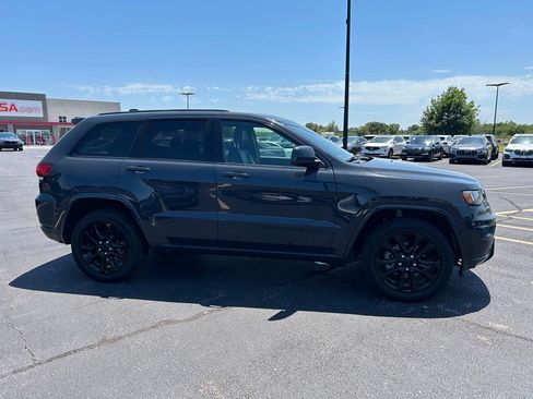 Used 2018 Jeep Grand Cherokee Altitude AWD/4WD image 8