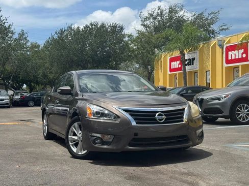 Used 2013 Nissan Altima 2.5 SL w/ Technology Pkg FWD image 2