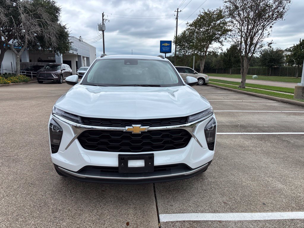 Used 2026 Chevrolet Trax LT FWD image 2