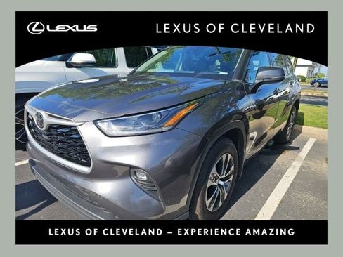 Used 2021 Toyota Highlander XLE AWD/4WD image 1