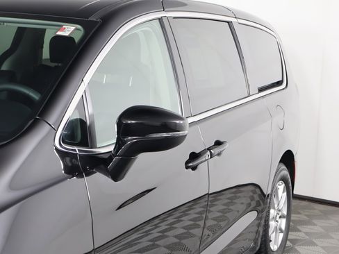 Used 2024 Chrysler Pacifica Touring-L image 13