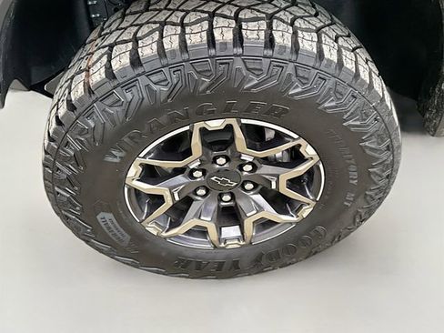 Used 2025 Chevrolet Colorado ZR2 w/ Technology Package image 34