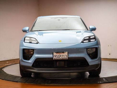 Certified 2025 Porsche Macan Electric image 13