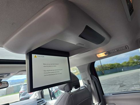 Used 2023 Toyota Sienna Limited image 20