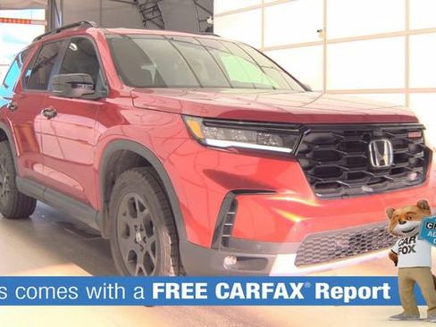 Used 2025 Honda Pilot TrailSport image 2