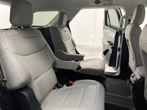 Used 2025 Ford Explorer Active w/ Active Comfort Package image 18