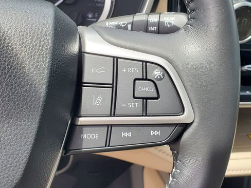 Used 2024 Toyota Highlander XLE FWD image 26