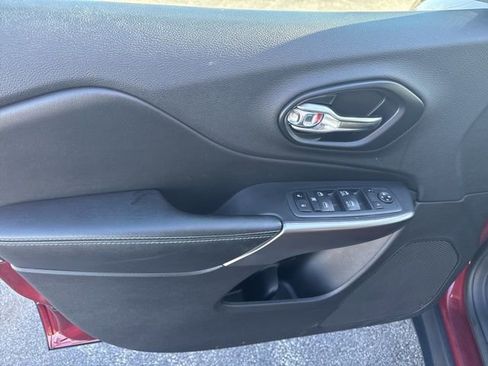 Used 2021 Jeep Cherokee Latitude Plus image 23