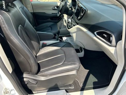 Used 2024 Chrysler Pacifica Touring-L FWD image 50