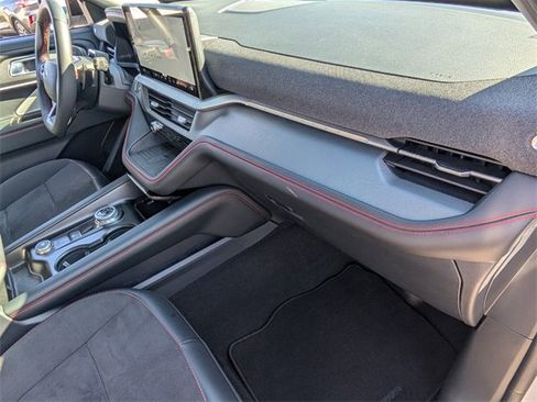 Used 2025 Ford Explorer ST image 19