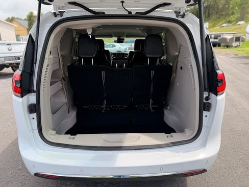 Used 2024 Chrysler Pacifica Touring-L FWD image 17