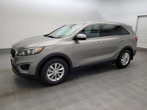 Used 2017 Kia Sorento LX w/ LX Convenience Package image 2