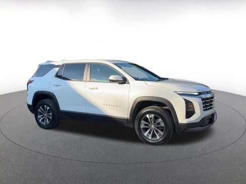 Used 2025 Chevrolet Equinox LT FWD image 2