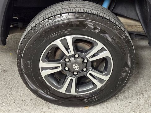 Used 2019 Toyota Tacoma TRD Off-Road w/ Technology Package RWD image 11