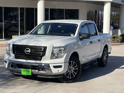 Used 2024 Nissan Titan SV w/ SV Convenience Package image 9