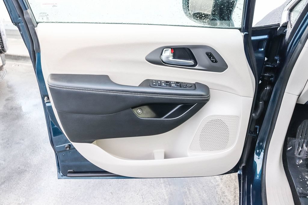 Used 2024 Chrysler Pacifica Limited FWD image 24