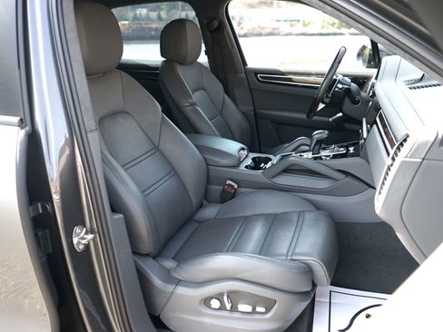 Used 2021 Porsche Cayenne GTS AWD/4WD image 31