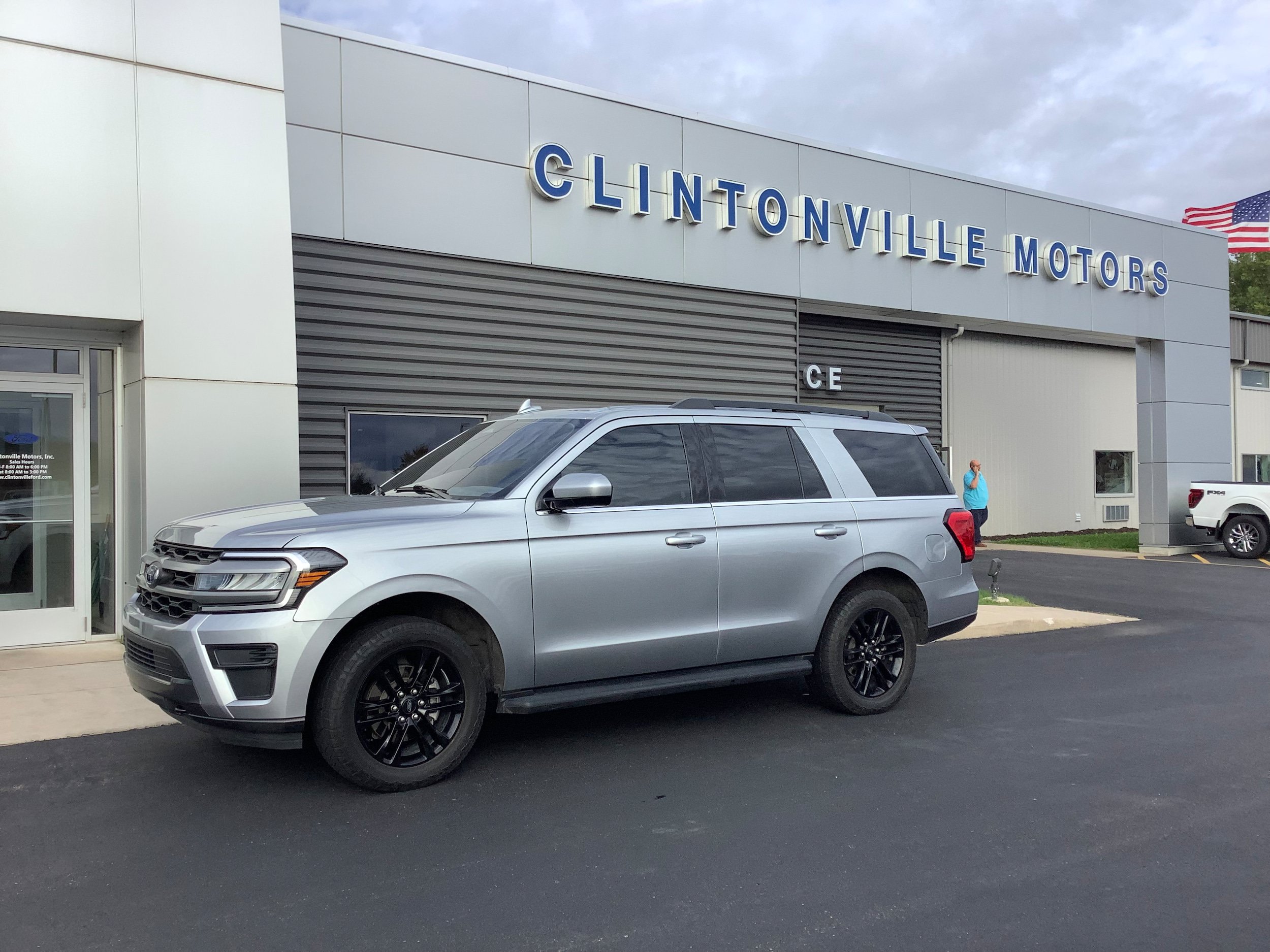 Used 2024 Ford Expedition XLT AWD/4WD image 1